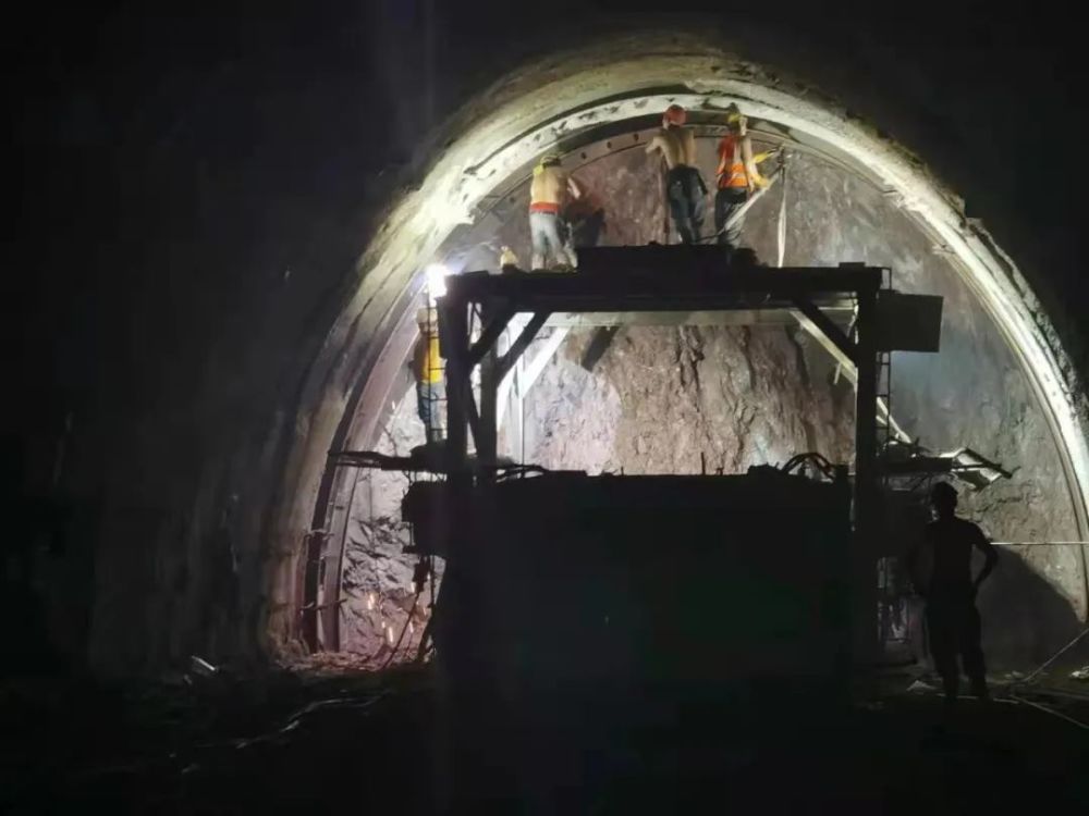 冲出地震带大瑞铁路大坡岭隧道贯通