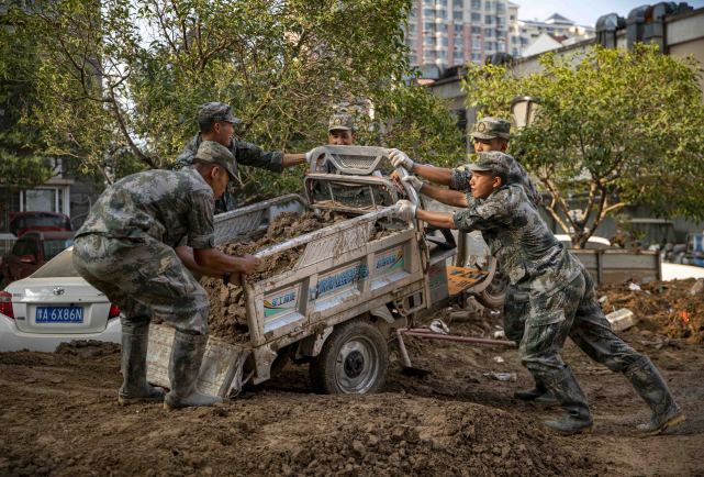 郑州抗洪官兵图片