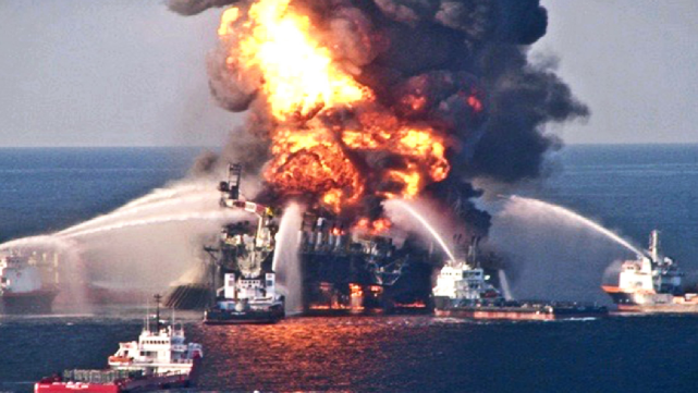 海峡突传一声巨响美军舰被炸出8米大洞6艘军舰展开报复行动