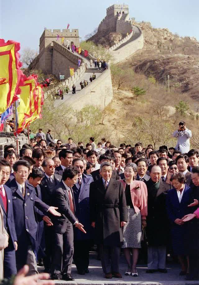 明仁天皇访华照片:在西安碑林找自己年号,与皇后美智子游览长城