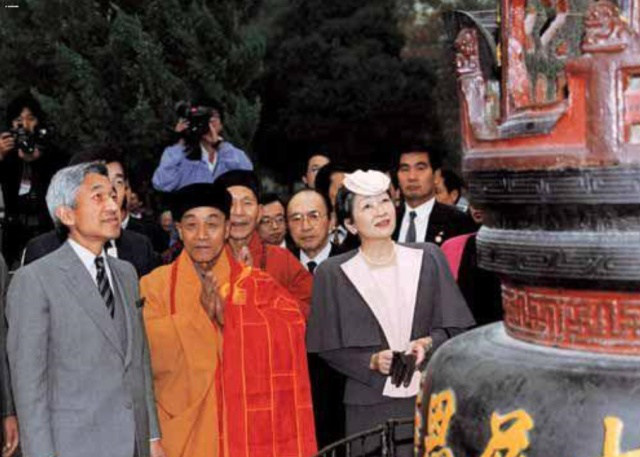 明仁天皇访华照片在西安碑林找自己年号与皇后美智子游览长城