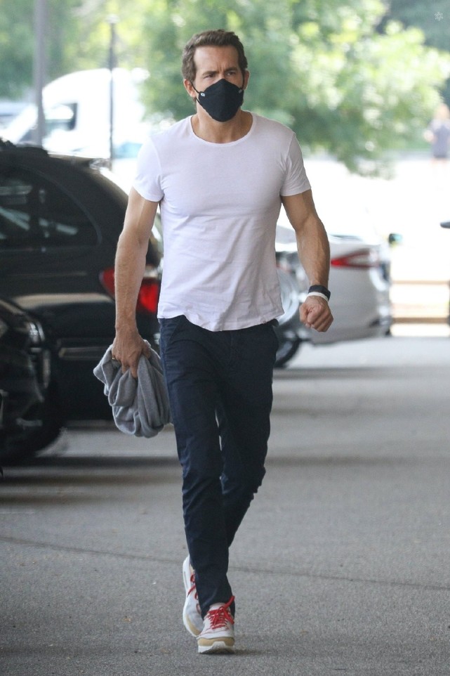 小贱贱的状态保养得很好,手臂上都是肌肉,胸肌几乎快把t恤撑破了,小腹