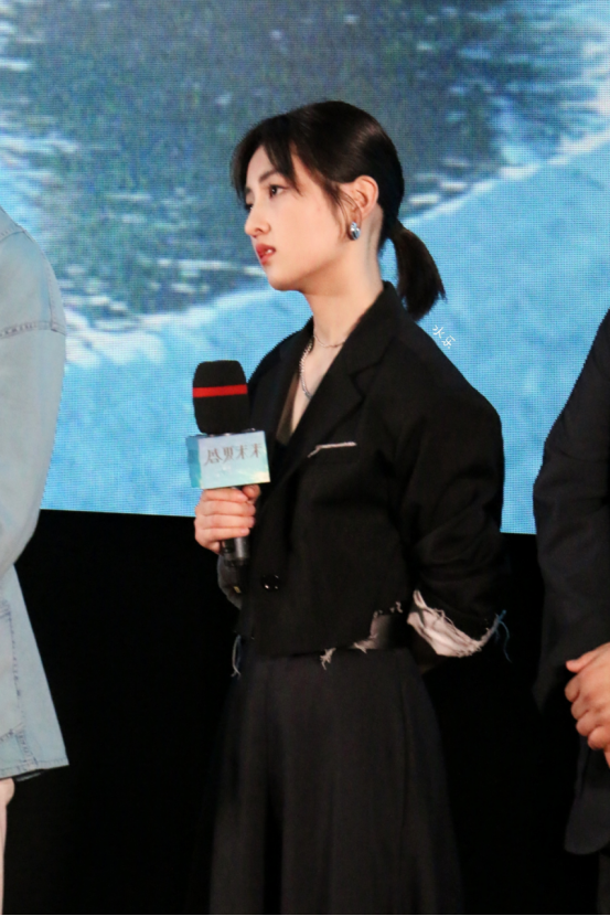 《盛夏光年》首映,张子枫黑裙有韵味,吴磊发带配的更有活力