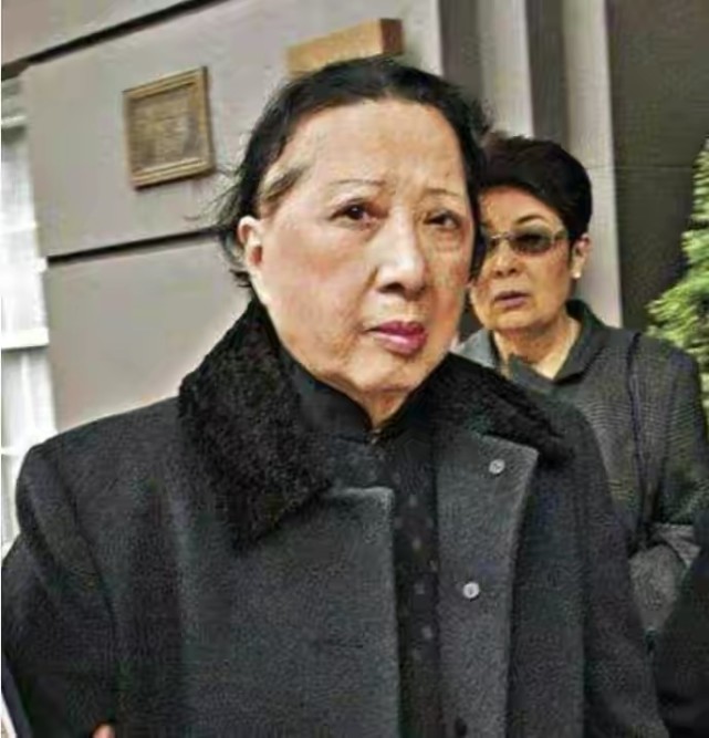 大小姐孔令仪:包机运8大箱嫁妆,二婚插足,亲自登门劝原配让位