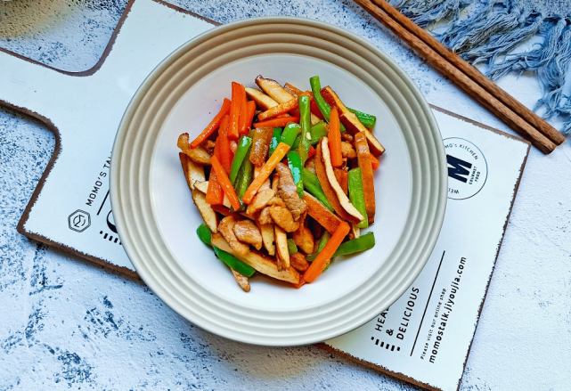 每天炒一盘,营养足补钙质,孩子长个正需要|豆干|胡萝卜|猪肉|青椒