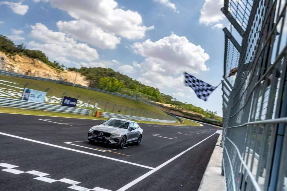 2.0T＋48V混动越开越爽，这台沃尔沃要在“操控”上要挑战3系？