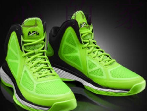 nba中被禁穿的装备:韦德牌创可贴被禁,老詹曾被针对两次