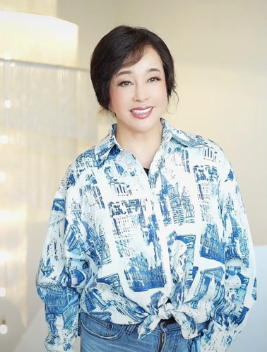 68岁刘晓庆晒视频,穿搭时髦与新戏反差大,淡妆难掩眼部皱纹