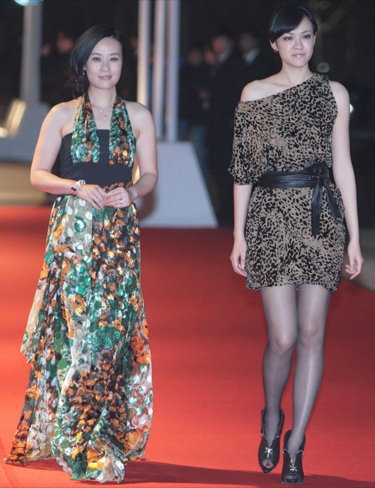 邬君梅和小10岁的赵薇同框,年龄感都写在裙子上,穿搭品味真不同