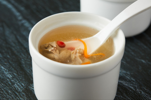 一鸽胜九鸡炖鸽子汤要焯水吗教你2招汤鲜味美营养不流失