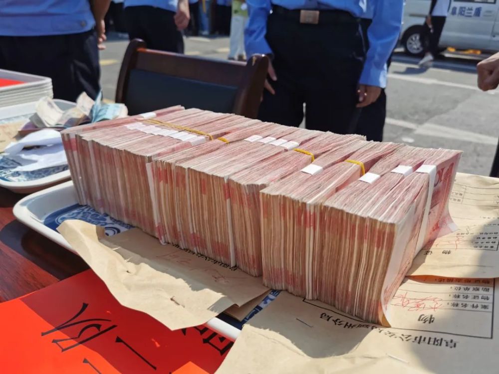 阜阳一男子当场拿走17万现金….