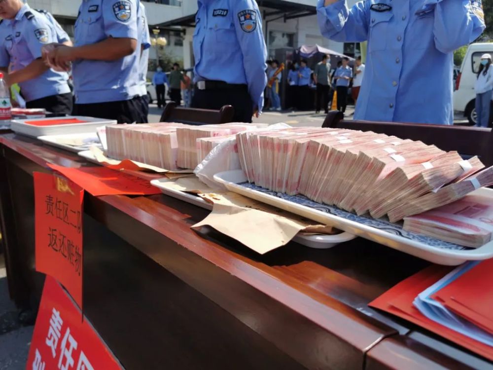 阜阳一男子当场拿走17万现金….