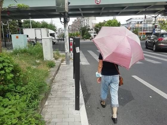 这里的人行道过于狭窄 行人走上非机动车道隐患丛生