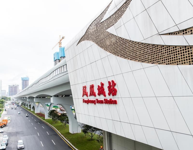 枢纽,打造"两站四线"现代铁路体系,协调增加光明城站停靠列车班次数量