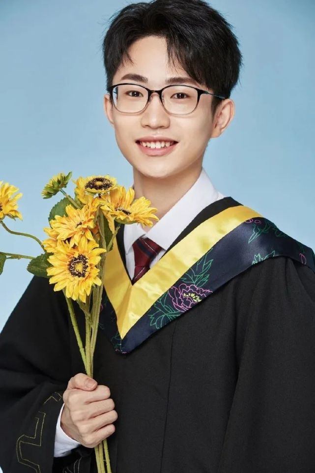 何同学本名何世杰,是北京邮电大学的一名学生,他在b站做up主的梦想是