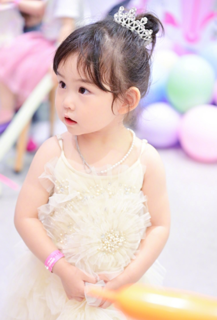 杜若溪获3岁女儿按摩,肉肉偷闻妈妈脚丫好可爱,越长越像严屹宽