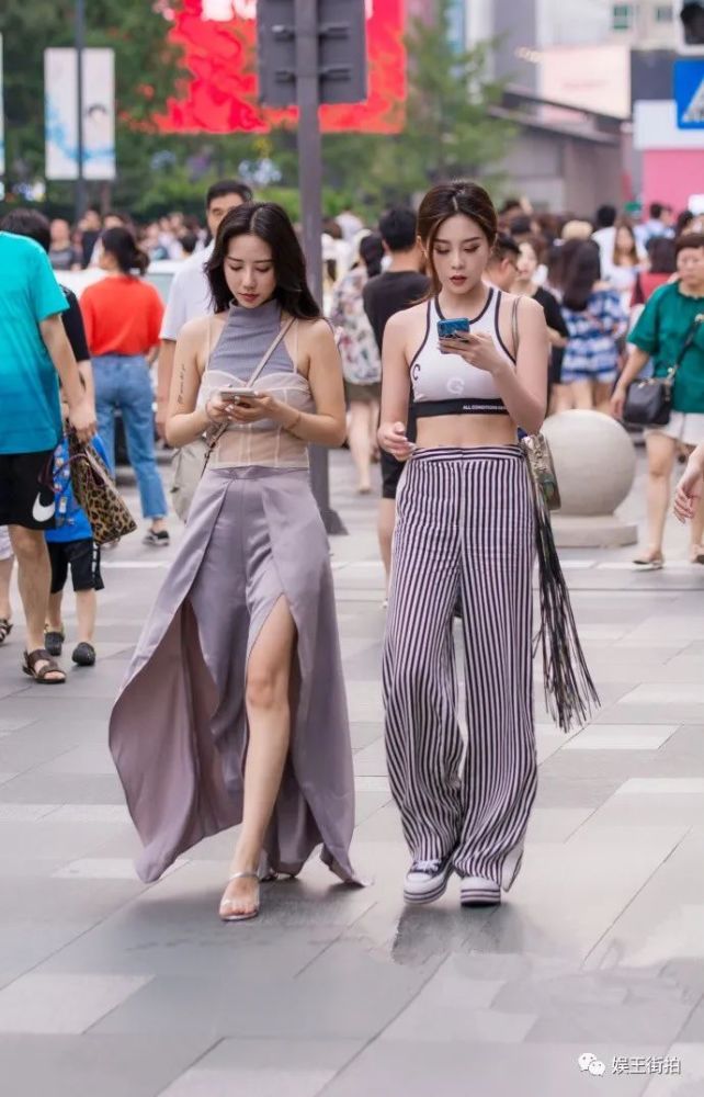 成都街拍从人群中穿梭的你可爱又不失甜美