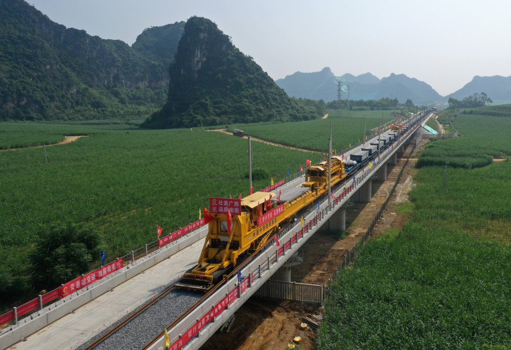 (社会)广西:南宁至崇左高铁开始铺轨