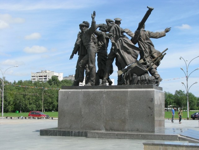 图片:阿穆尔河畔共青城的共青团员雕像.