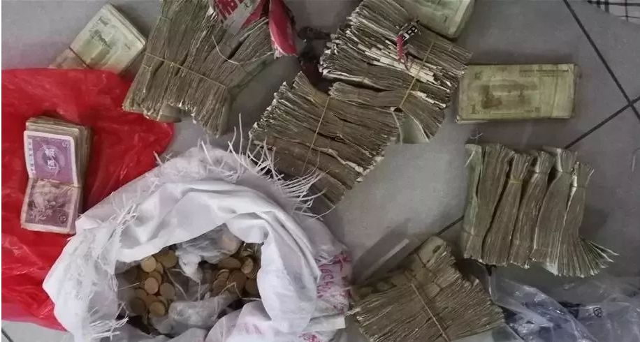 守着那些钱过了一辈子,死后一麻袋的钱也没有人继承,不得不说是一种
