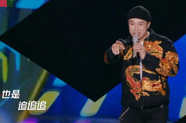 今年年初,烧饼还参加了某档选秀节目,虽然其外形条件不够出众,唱歌和