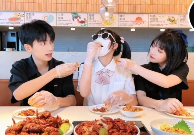 童十亿林晚晚成闺蜜还和果然学长穿情侣衫网友直言有点尴尬