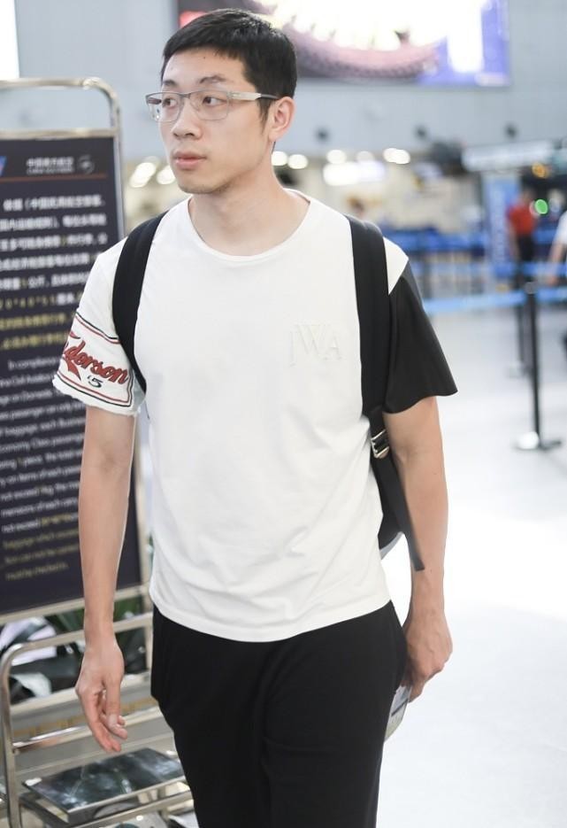 乒乓球手许昕私下里真接地气,t恤大短裤套身上,真挺自信的