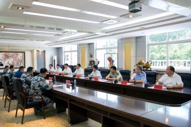 济宁军分区,空军某旅走访慰问,每到一处,周生宏都与部队官兵亲切交谈
