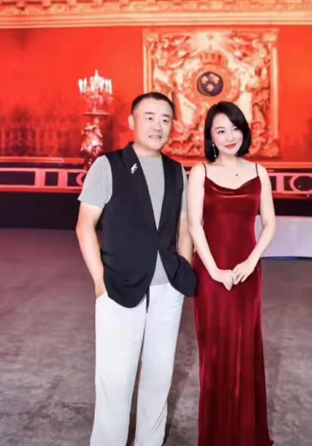 周立波及妻子胡洁现身豪华晚宴,笑容满面状态佳,比爆红时还潇洒