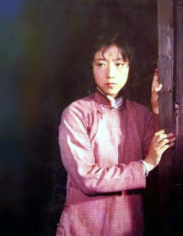 殷新剧照小福子的父亲二强也是人力车夫,与祥子是邻居.