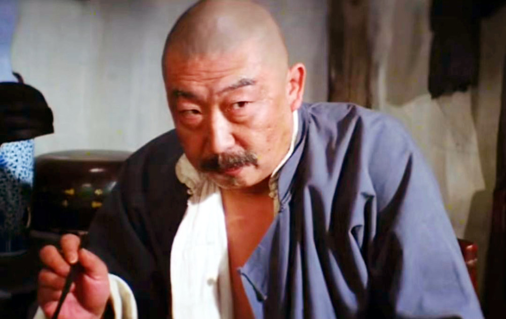 颜彼得《骆驼祥子》剧照颜彼得饰演的"刘四爷",是地痞流氓出身,是人和