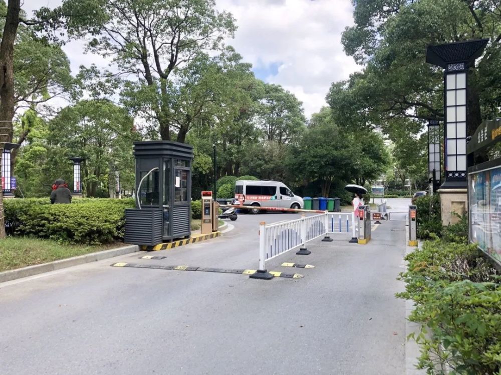 小区内共有6个出入口,但目前为了防控疫情便于管理仅有3个门可供通行