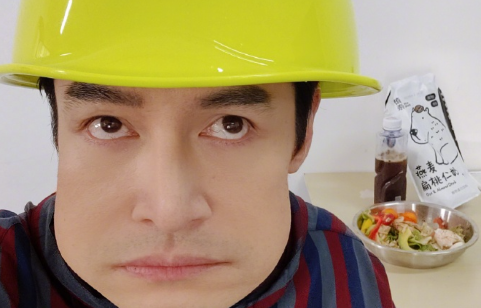 胡歌自拍脸被拉到变形,水果盆倒扣盖头上,拿一次性水瓶装咖啡