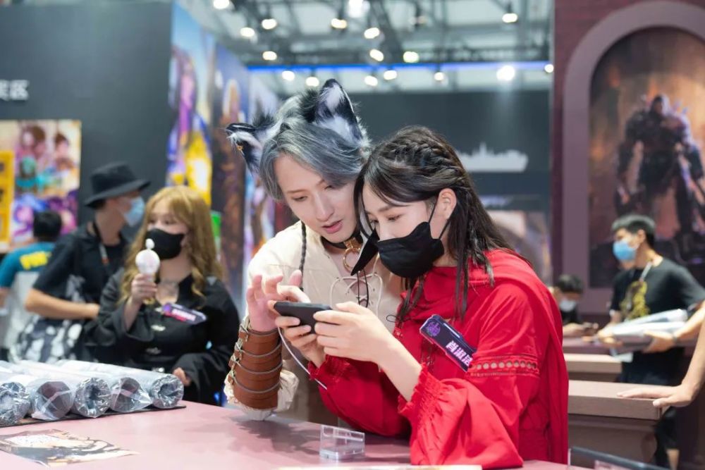 《炉石传说》互动游戏在coser的热舞中,主持人与嘉宾娇娇