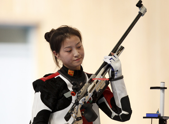 在国家射击队去年6月队内考核赛女子50米步枪三姿比赛中,史梦瑶以465