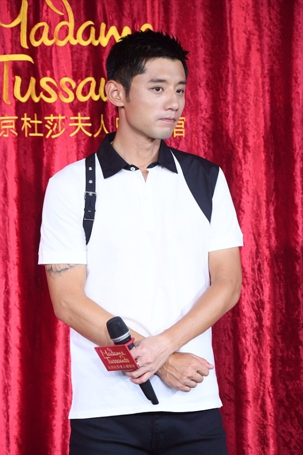 张继科的皮肤好白,穿着这么亮白的短袖也不显黑,看着阳光又帅气