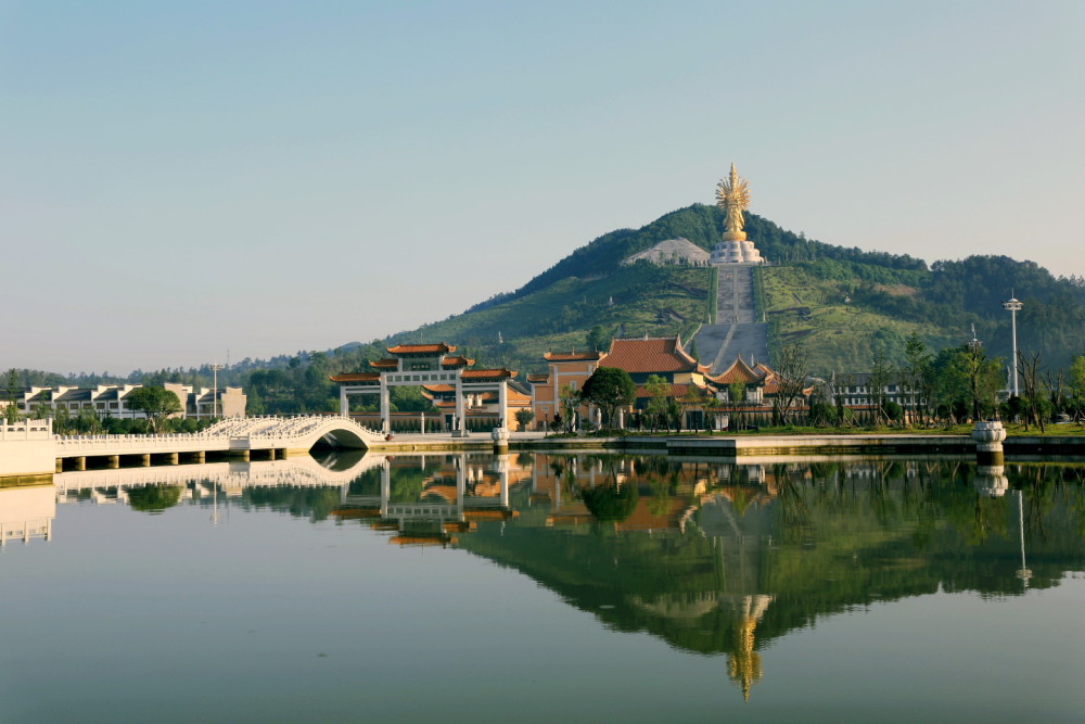 景观多,类别丰富也是其另外一大特点,比如说密印寺,青羊湖,千佛洞