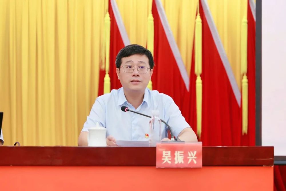 吴振兴表示,希望全区党员干部结合本次电影党课的内容,深入领会党团结