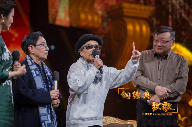 王健老师参加了央视《三国演义》再聚首,与作曲家谷建芬,导演王扶林等