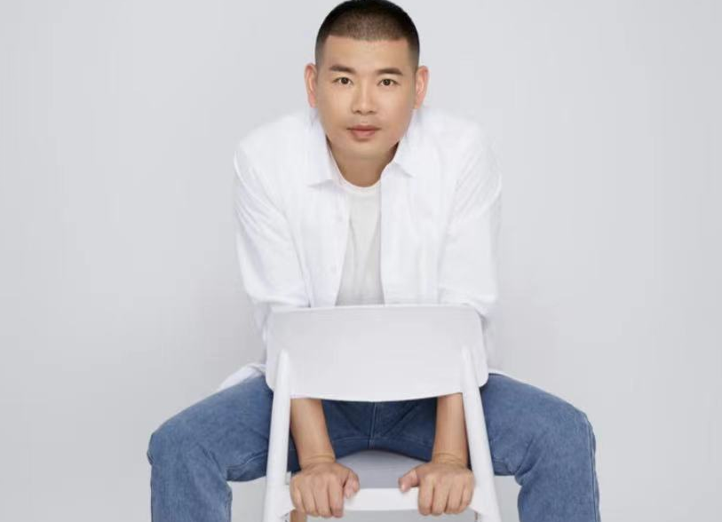 网红姚永纯线下约见"铁山靠",送上定制手机支架,网友:蹭热度