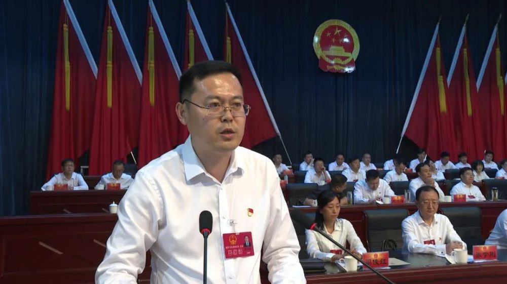 新当选的易县人民政府县长杨大伟作表态发言.