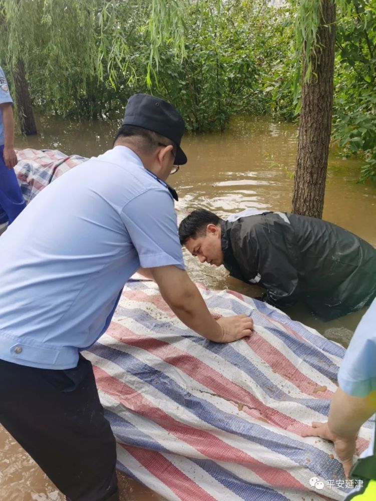 一张张照片,感受洪水中延津公安的温暖
