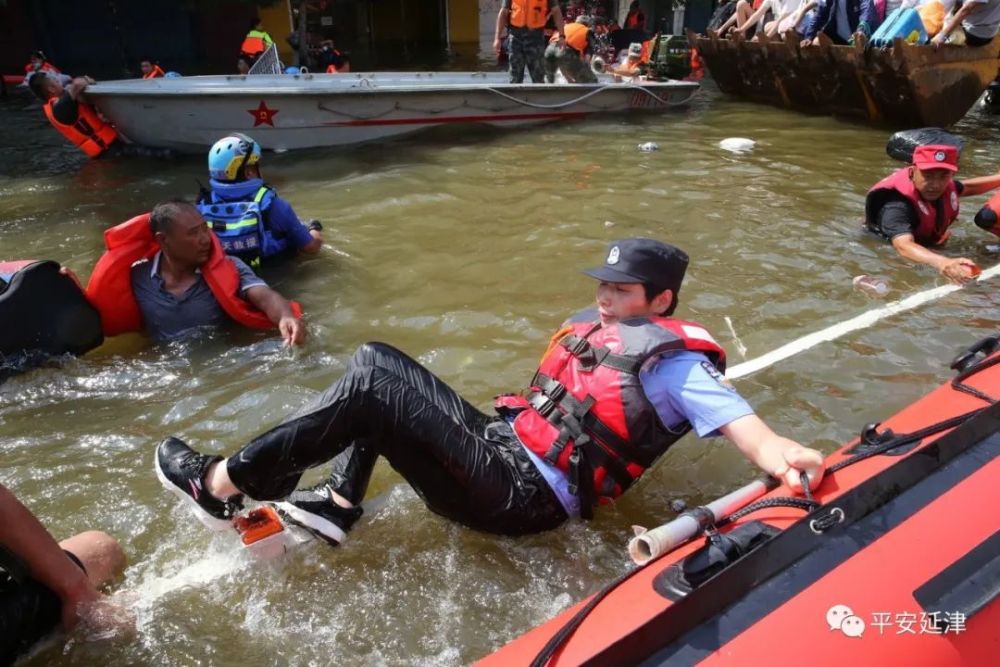 一张张照片,感受洪水中延津公安的温暖