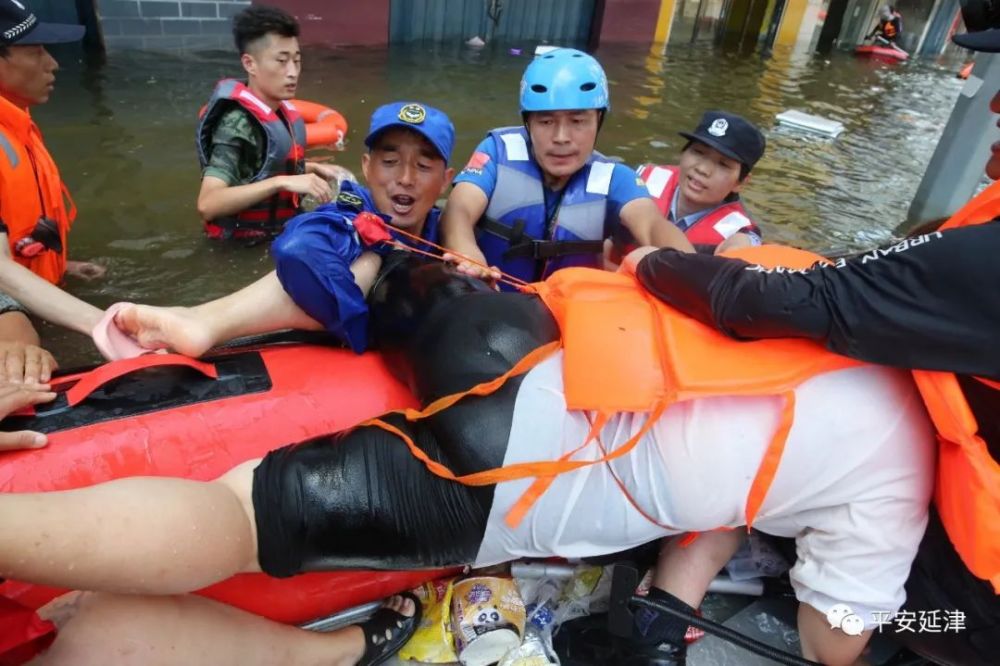 一张张照片,感受洪水中延津公安的温暖