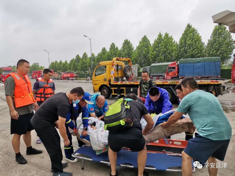 一张张照片,感受洪水中延津公安的温暖