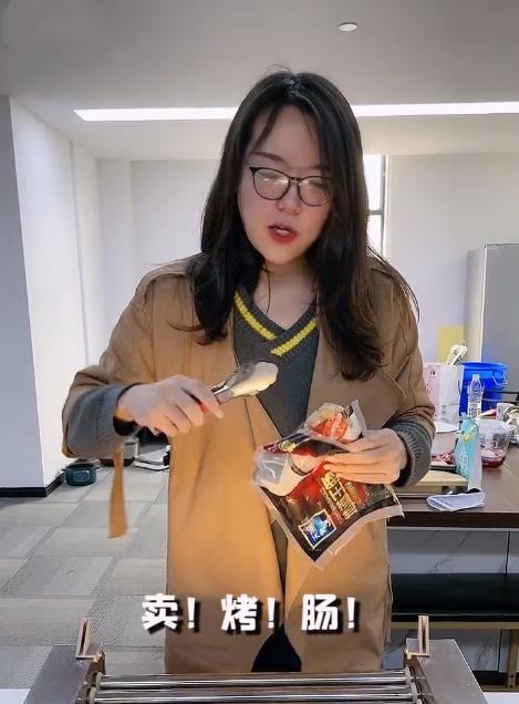 浪胃仙遭网暴苦不堪言,怕交不起学费无奈转行,离婚带孩子很艰辛