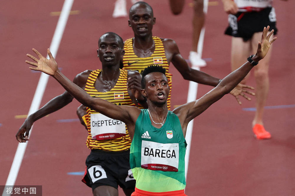 肯尼亚选手巴雷加以27分43秒22的成绩夺冠,他就此拿到本次东京奥运会