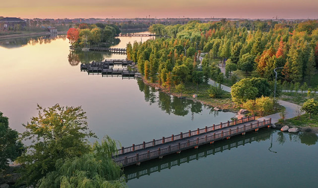 除了著名的潁州西湖外,八里河溼地,阜陽生態園,竹音寺以及劉鄧大軍