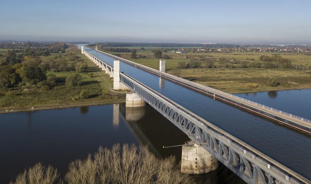 在马格德堡水桥设计师的眼里,桥梁不仅可以用来通车,还可以用来通船