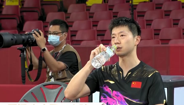 伟大传奇历史第一人马龙42完胜樊振东全场起立鼓掌他比心